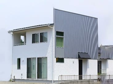 箱のような形の住宅の外観