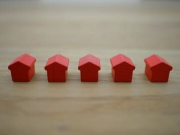 等間隔に並んだ家の模型